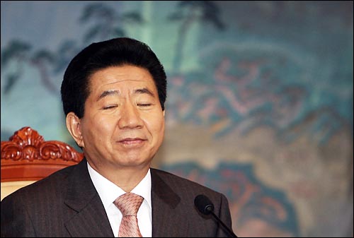 노무현 대통령이 청와대에서 열린 국무회의에서 잠시 눈을 감고 있다(2006.11.28).